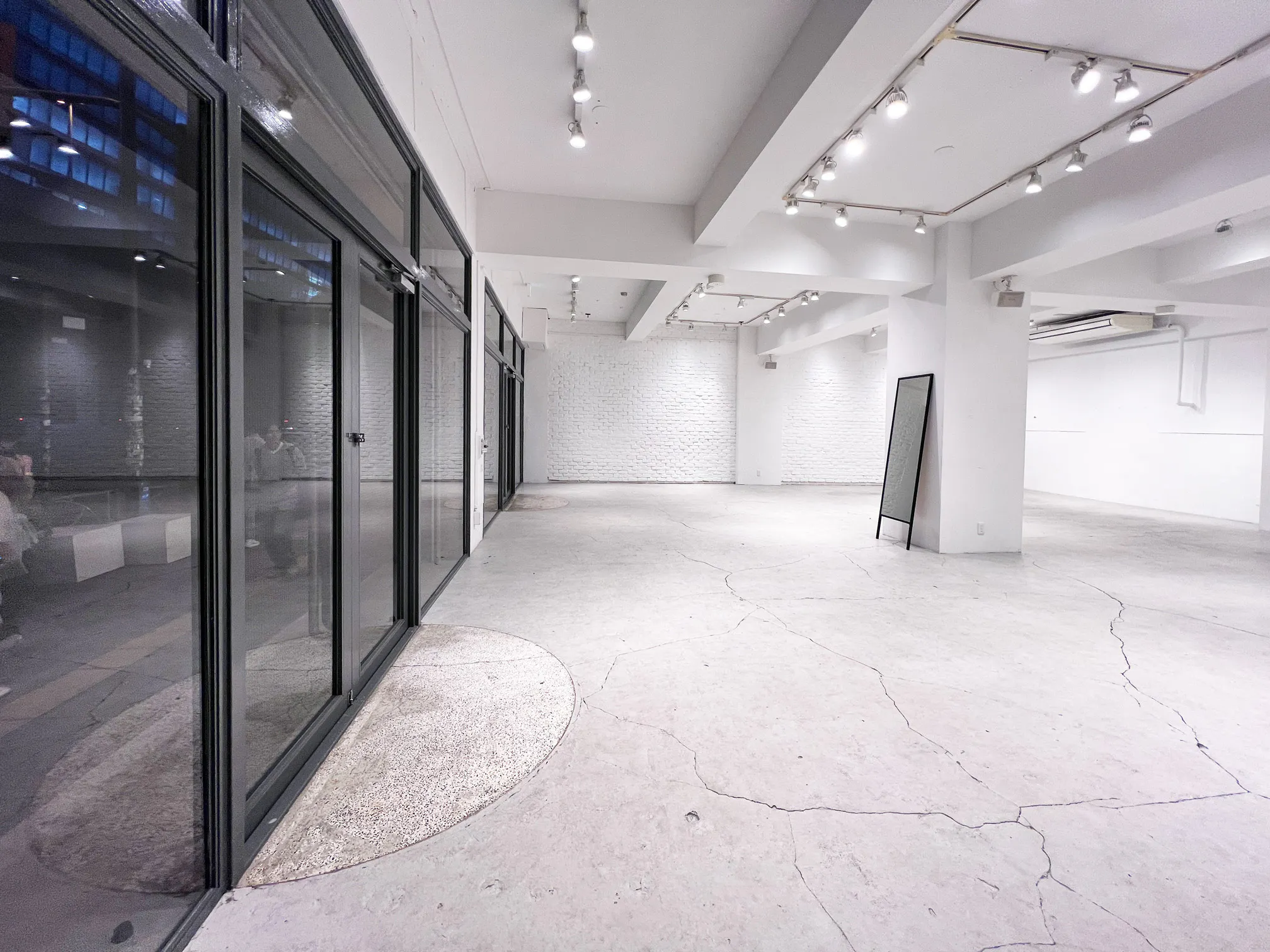 【渋谷駅8分】展示会、ポップアップ、ギャラリーに特化した裏渋谷エリアに位置するホワイトキューブ。無料什器豊富にご用意