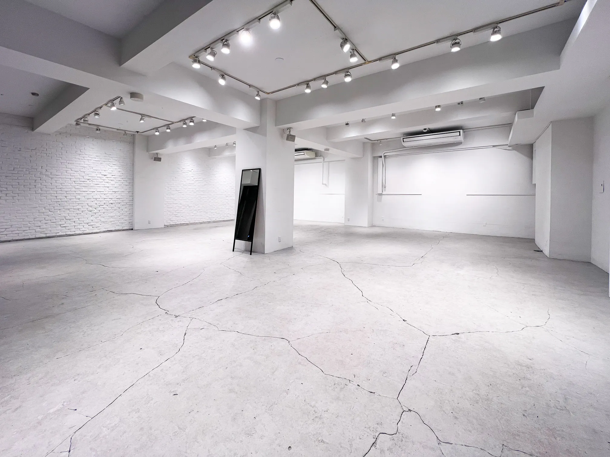 【渋谷駅8分】展示会、ポップアップ、ギャラリーに特化した裏渋谷エリアに位置するホワイトキューブ。無料什器豊富にご用意