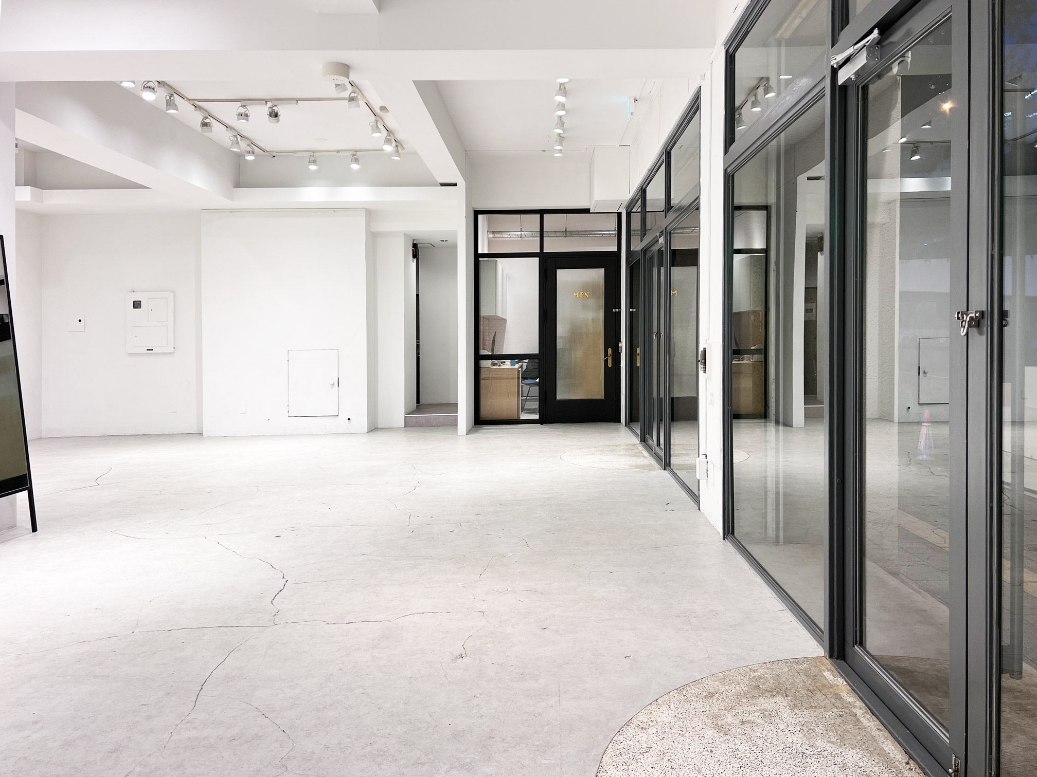 【渋谷駅8分】展示会、ポップアップ、ギャラリーに特化した裏渋谷エリアに位置するホワイトキューブ。無料什器豊富にご用意