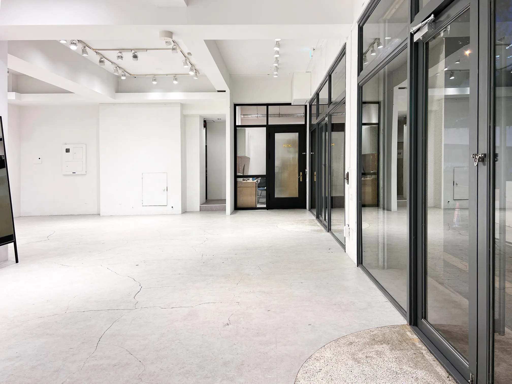 【渋谷駅8分】展示会、ポップアップ、ギャラリーに特化した裏渋谷エリアに位置するホワイトキューブ。無料什器豊富にご用意