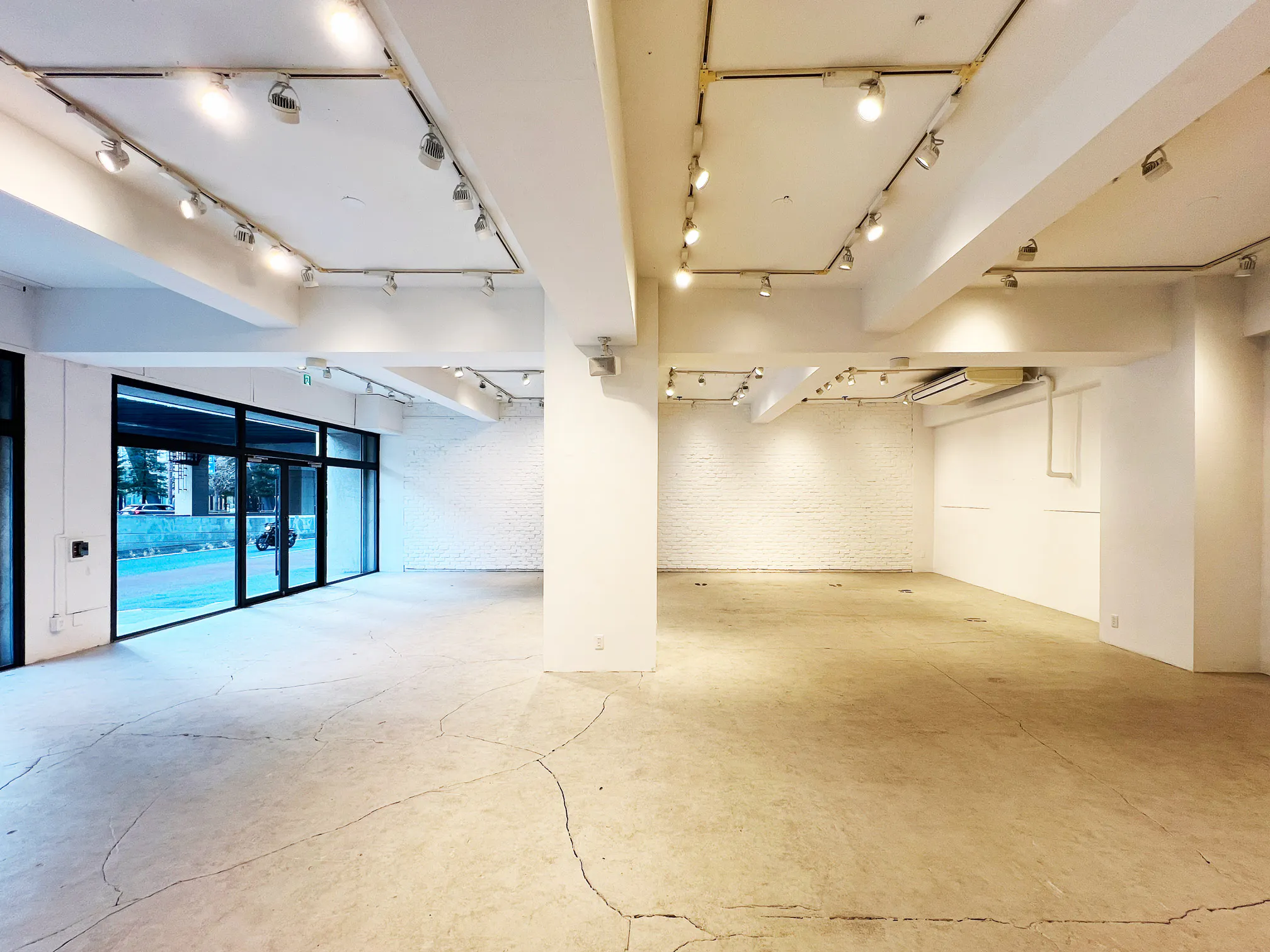 【渋谷駅8分】展示会、ポップアップ、ギャラリーに特化した裏渋谷エリアに位置するホワイトキューブ。無料什器豊富にご用意