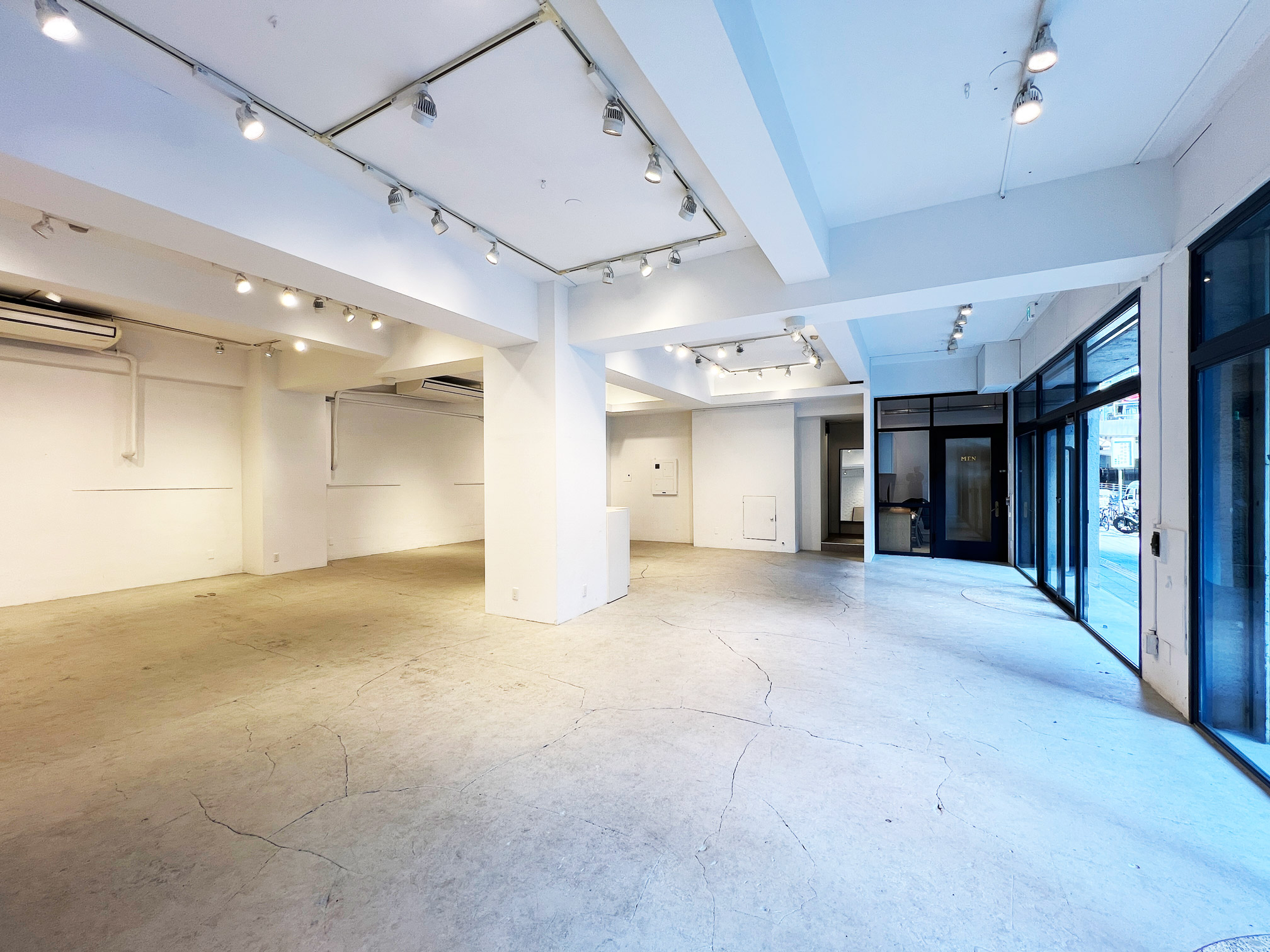 【渋谷駅8分】展示会、ポップアップ、ギャラリーに特化した裏渋谷エリアに位置するホワイトキューブ。無料什器豊富にご用意