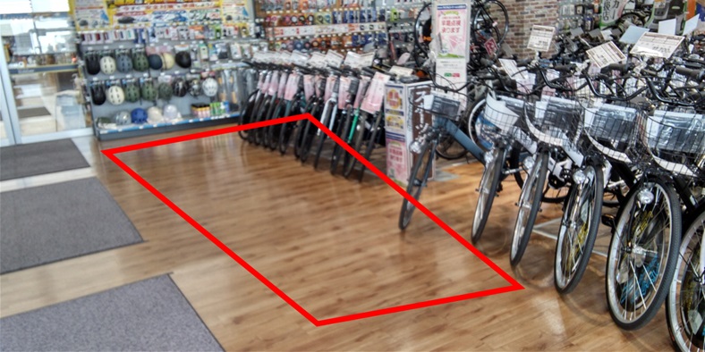 【サンデーいわき泉店】店内入口横　食物販やプロモーション等の出店に最適なホームセンター店内のイベントスペース