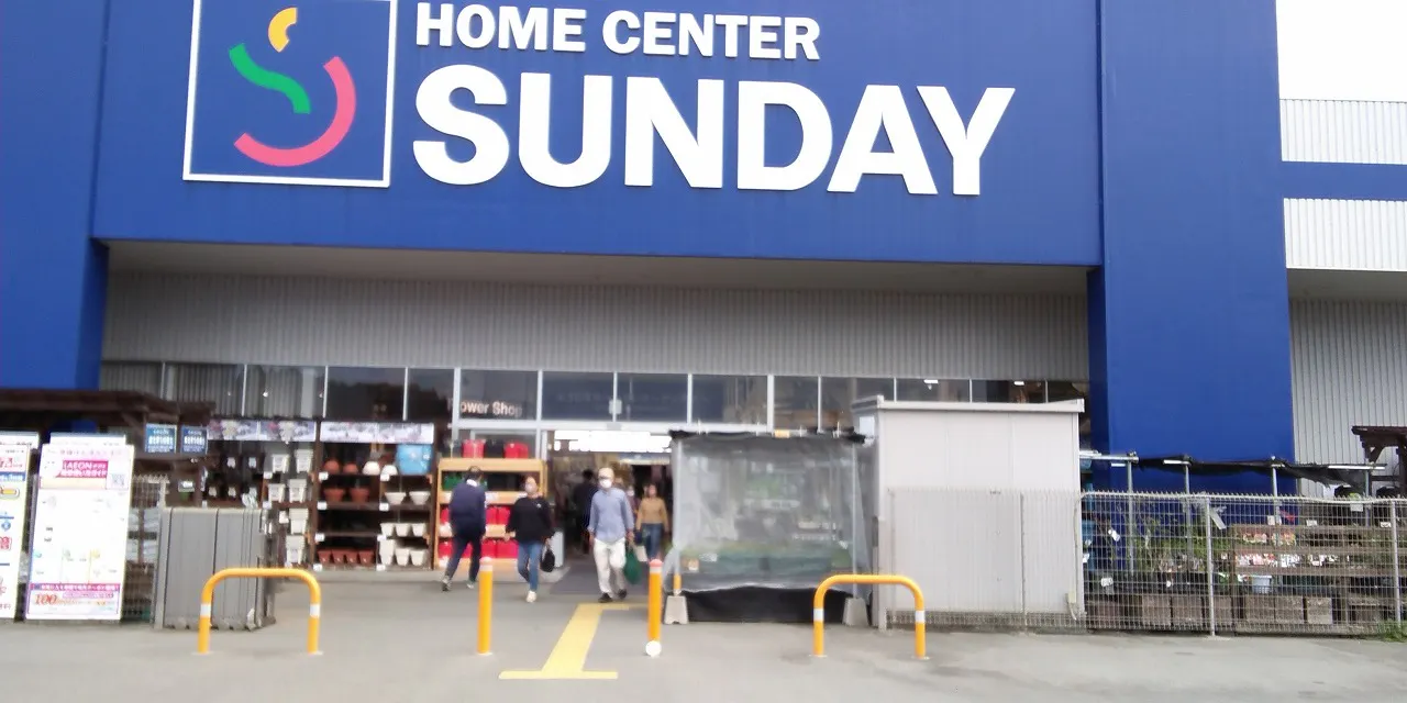 【サンデーいわき泉店】店内入口横　食物販やプロモーション等の出店に最適なホームセンター店内のイベントスペース