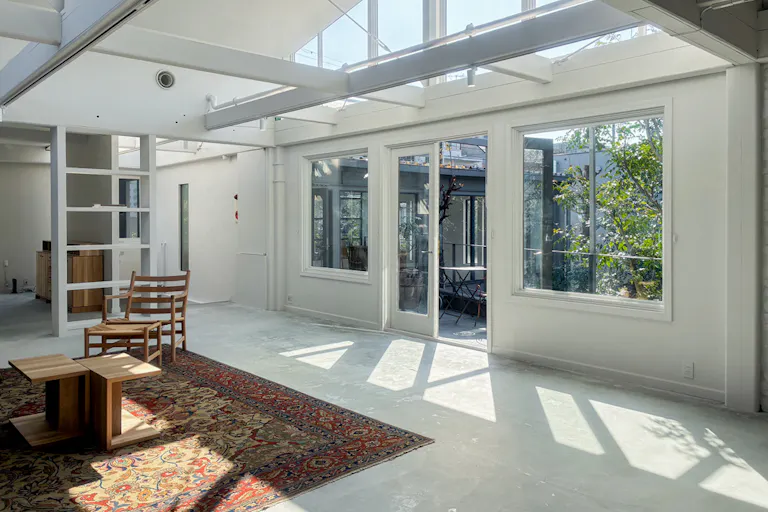 窓からはたっぷり自然光が入ります。