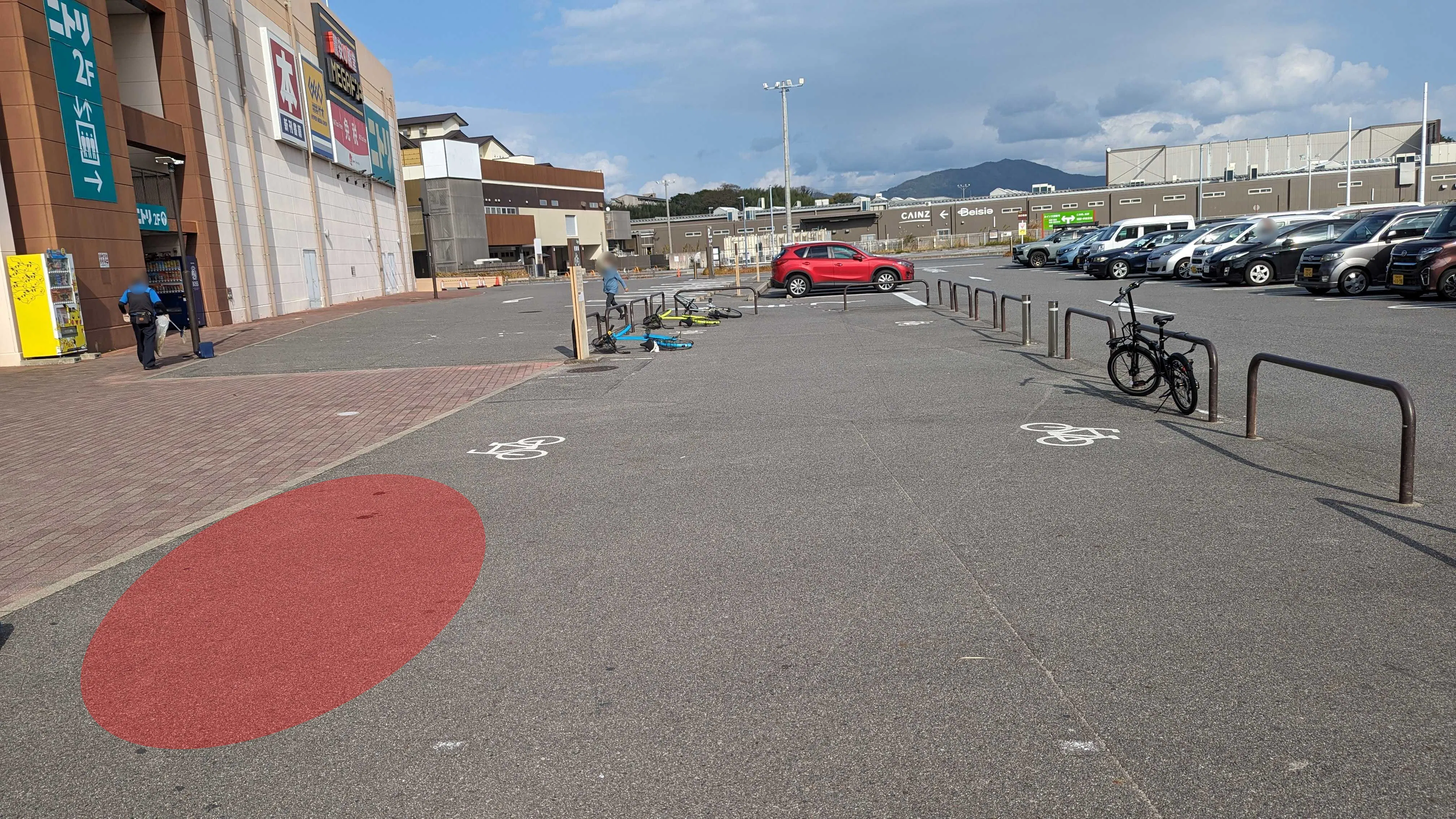 【クラスポ蒲郡】キッチンカーでの出店に最適な施設入口と駐車場の間にある屋外スペース/キッチンカー②