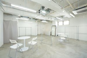 【天神駅4分/土日利用がお得です】アパレルの展示販売会やポップアップストアに最適な白壁・コンクリート調のイベントスペース