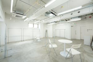 【天神駅4分/土日利用がお得です】アパレルの展示販売会やポップアップストアに最適な白壁・コンクリート調のイベントスペース