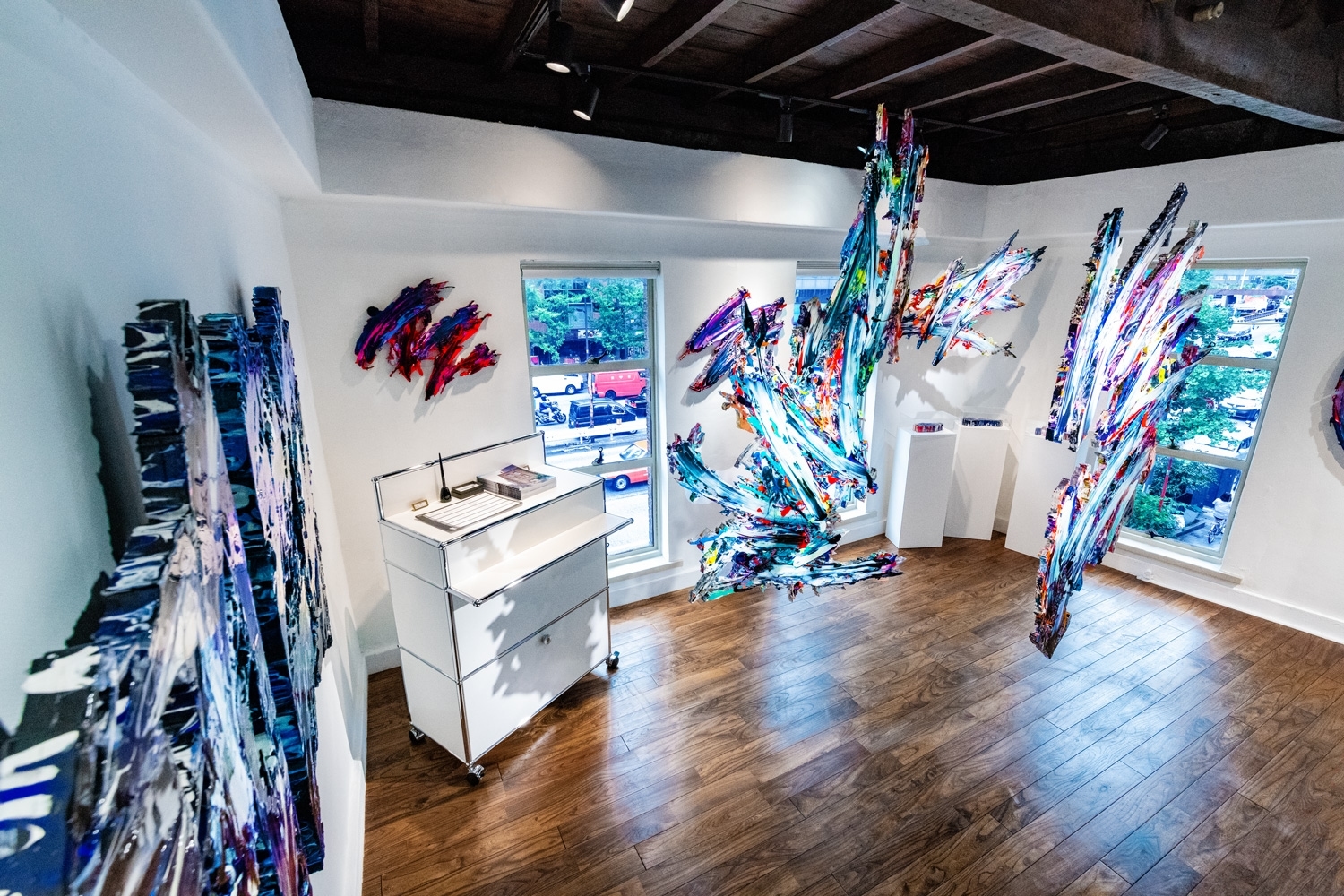 隣接するギャラリーY。こちらは、このように現代アート作品が残りますが、鑑賞のための回遊が可能です。ここでしか鑑賞できない現代アートをお愉しみください。