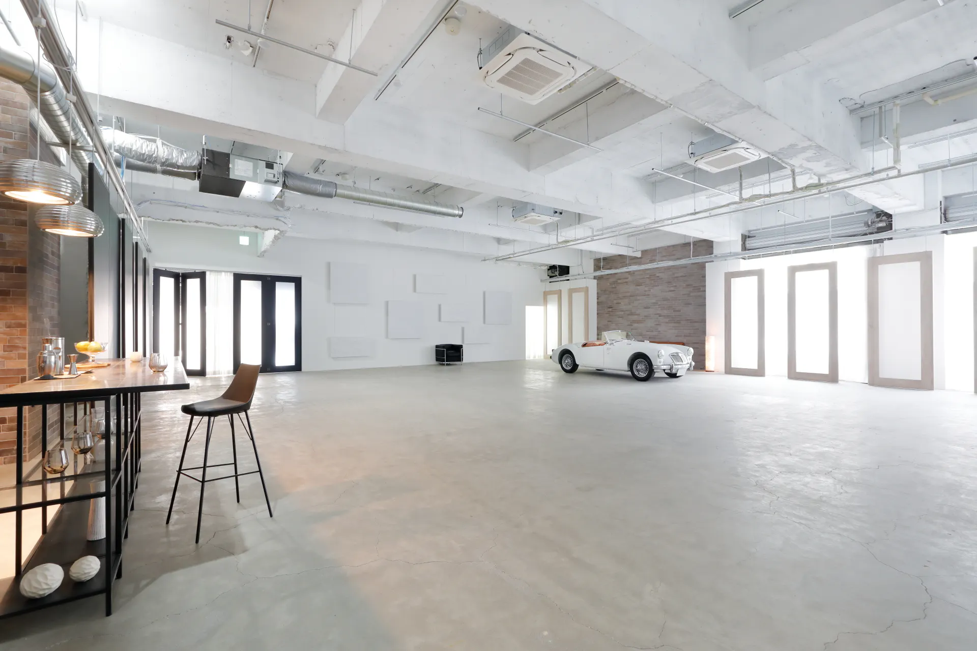 【雑色駅2分】招待制の展示会や受注販売会、撮影会に最適な白基調で解放感のあるイベントスペース