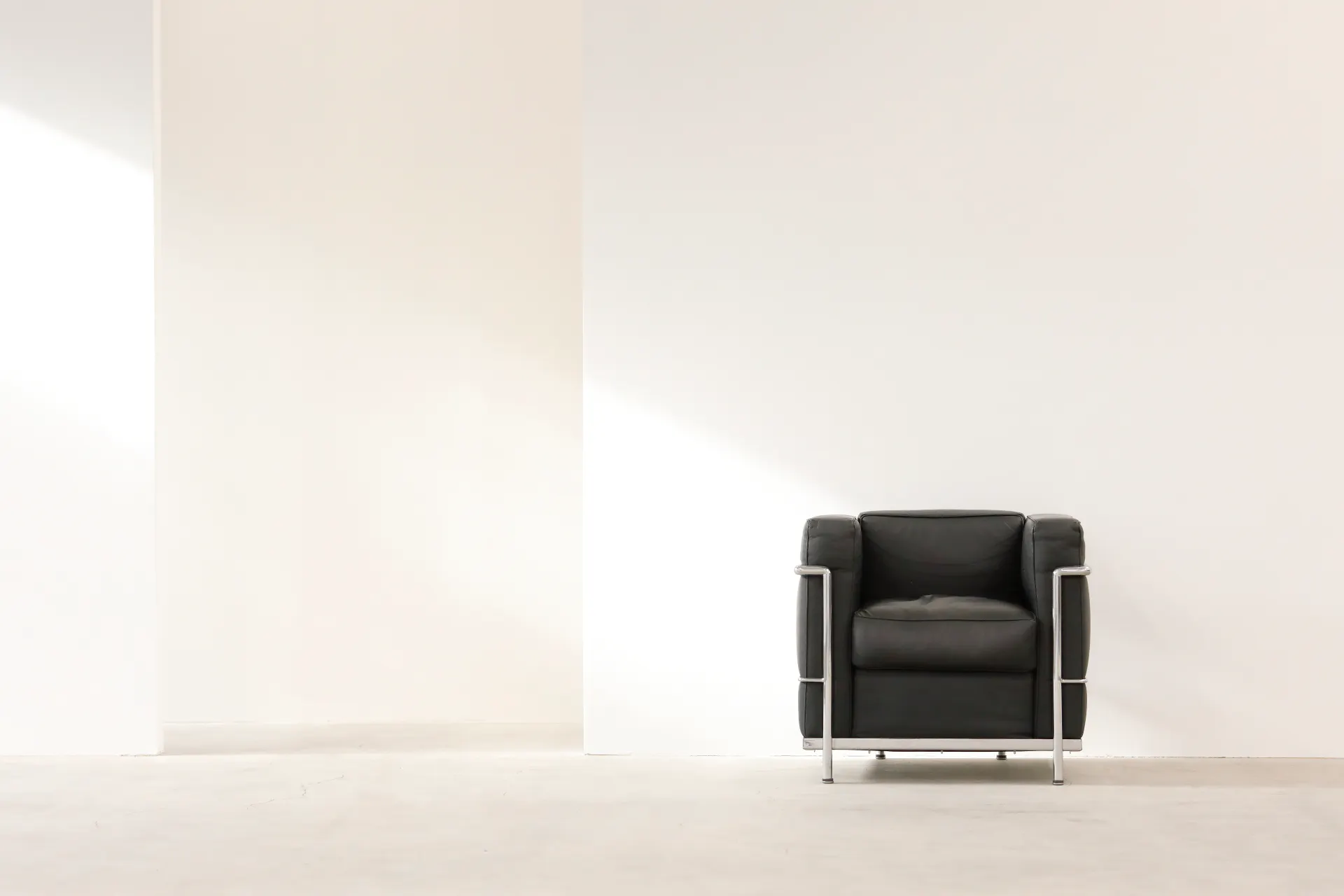 【雑色駅2分】招待制の展示会や受注販売会、撮影会に最適な白基調で解放感のあるイベントスペース