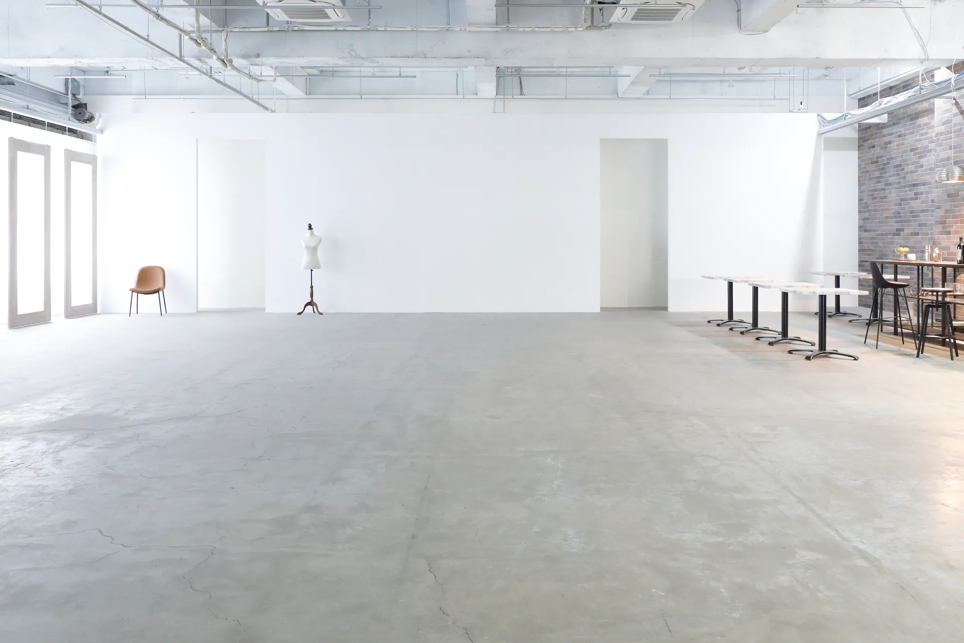 【雑色駅2分】招待制の展示会や受注販売会、撮影会に最適な白基調で解放感のあるイベントスペース