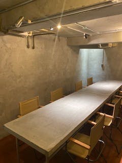 モルタル仕上げテーブル2台(各200cm×80cm)可動式