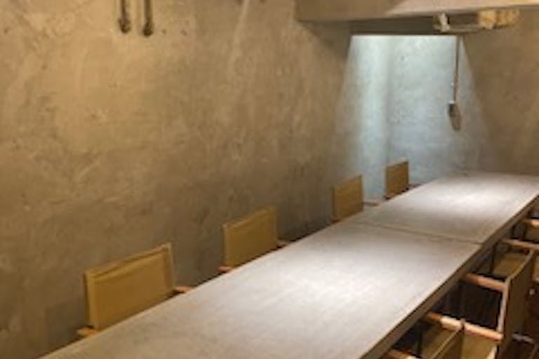 モルタル仕上げテーブル2台(各200cm×80cm)可動式