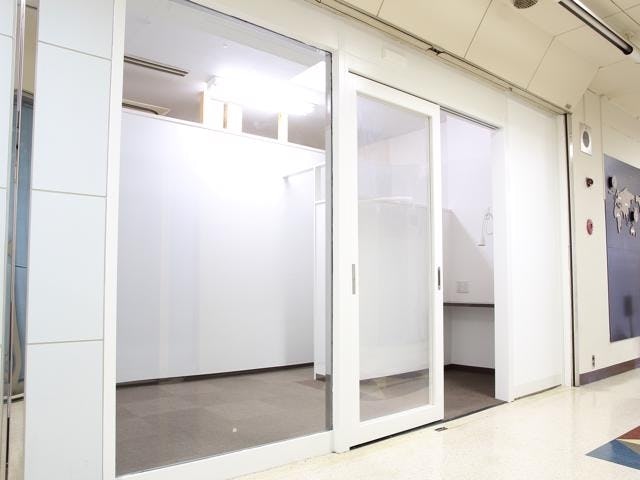 【茨木市駅1分】ポップアップストアや展示に最適な前面ガラス張りで視認性の高いギャラリースペース