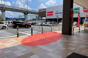 【イオンタウン成田富里】キッチンカーでの出店に最適な施設正面出入口に位置する視認性抜群の屋外スペース