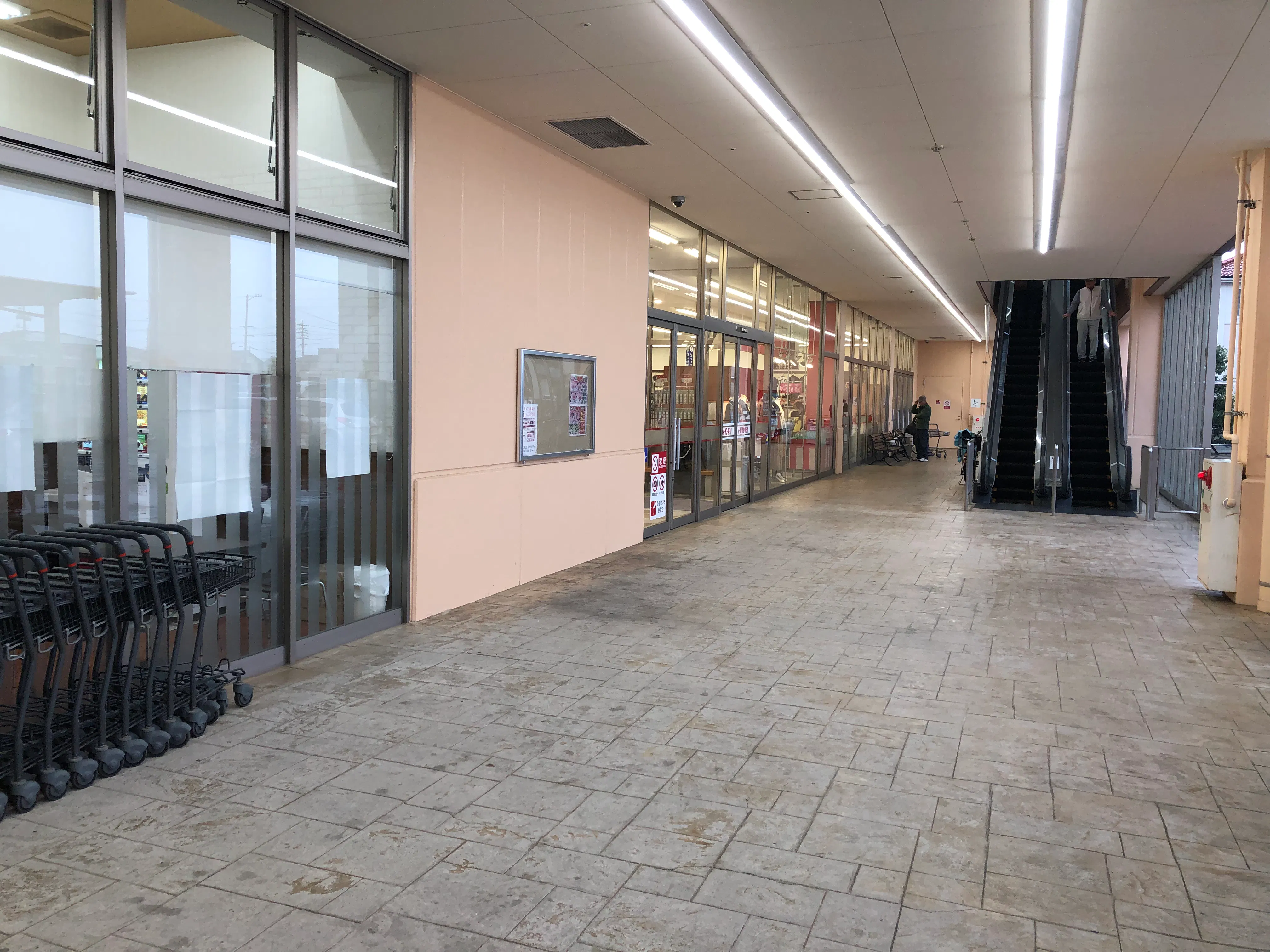 【フレスポ四日市富田】販促プロモーションやキッチンカー等の物販イベント利用が可能な1Ｆエレベータ前スペース