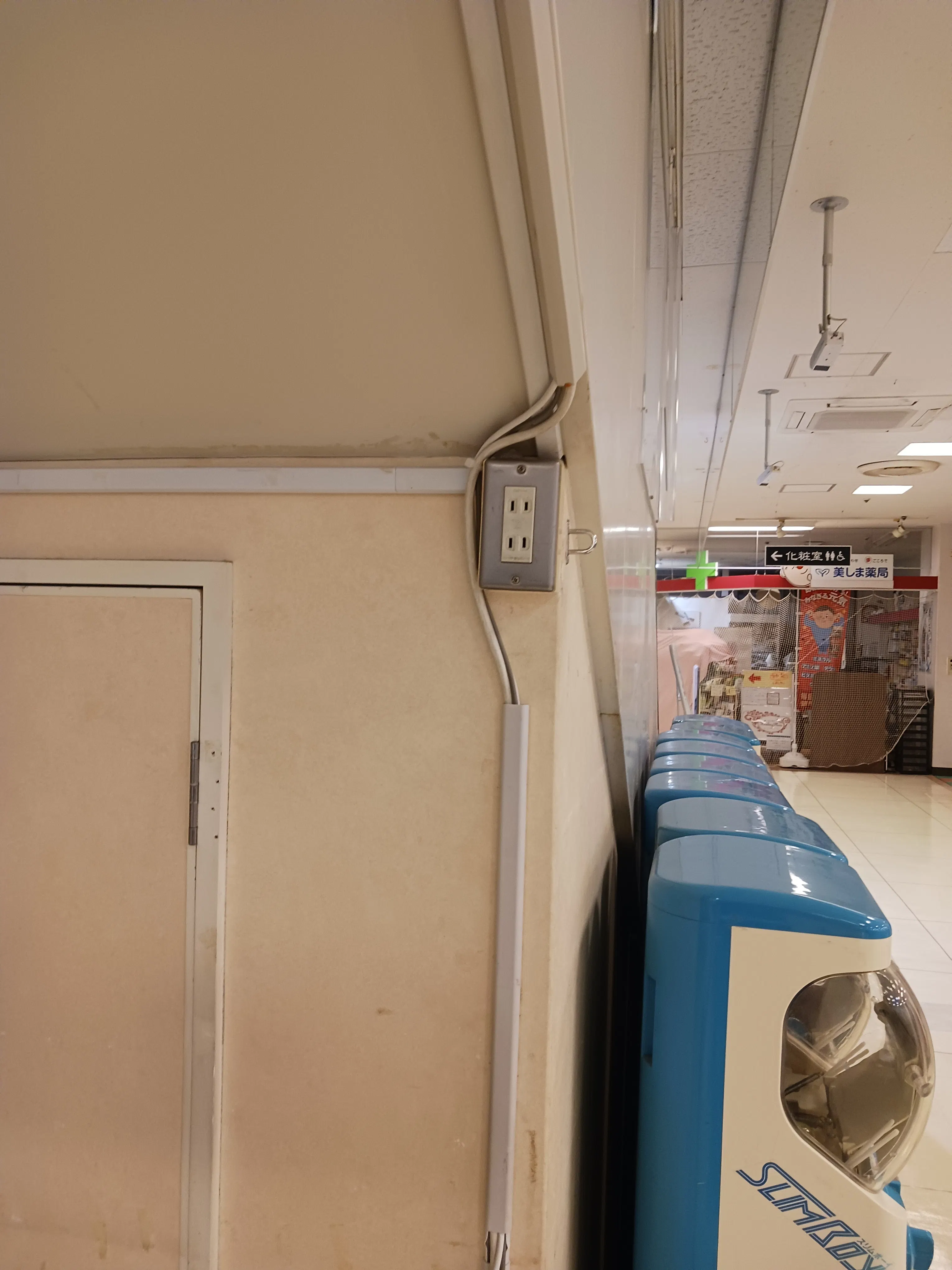 【レガネット太宰府】エスカレーター下 販促プロモーションや物販に最適なスーパー店内催事イベントスペース