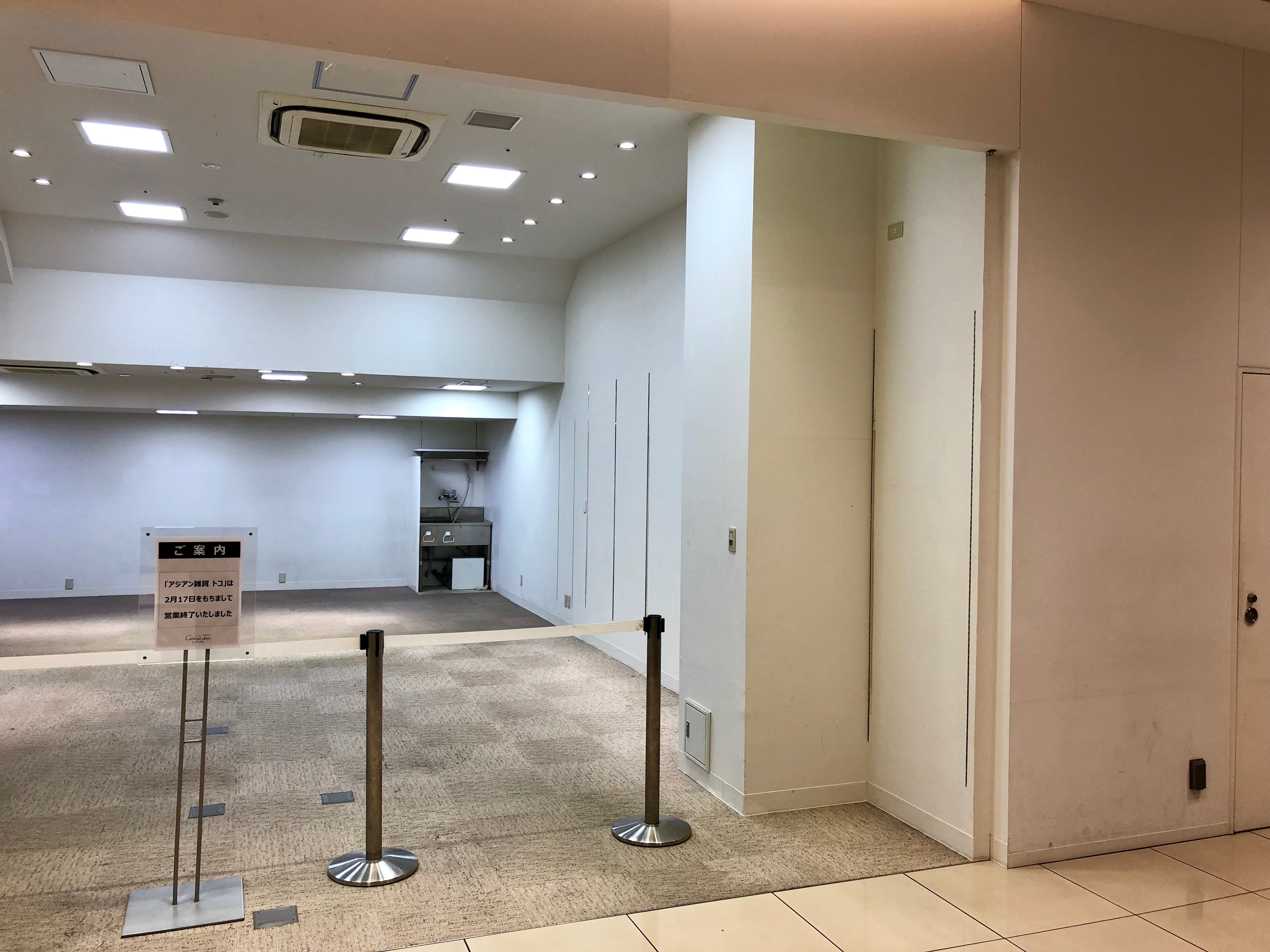 スーパーのレジ前のスペースにあり1日2-3000人くらいのレジ客にアピールが可能です