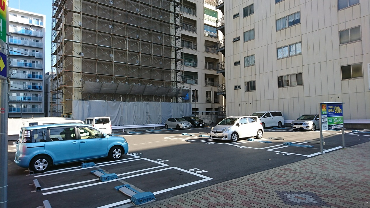 建物の裏にコインパーキングがあります。