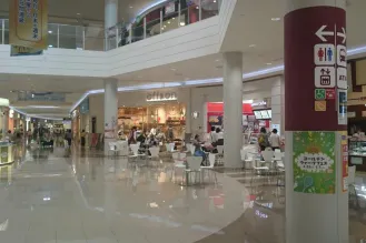 【イオンモール都城駅前】【都城駅前】モール内広告 柱巻き