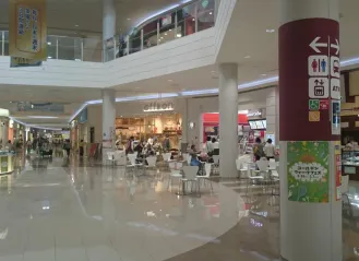 【イオンモール都城駅前】【都城駅前】モール内広告 柱巻き