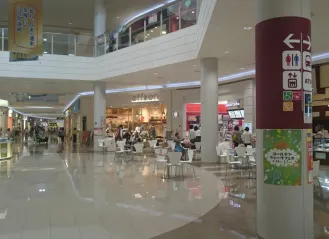 【イオンモール都城駅前】【都城駅前】モール内広告 柱巻き