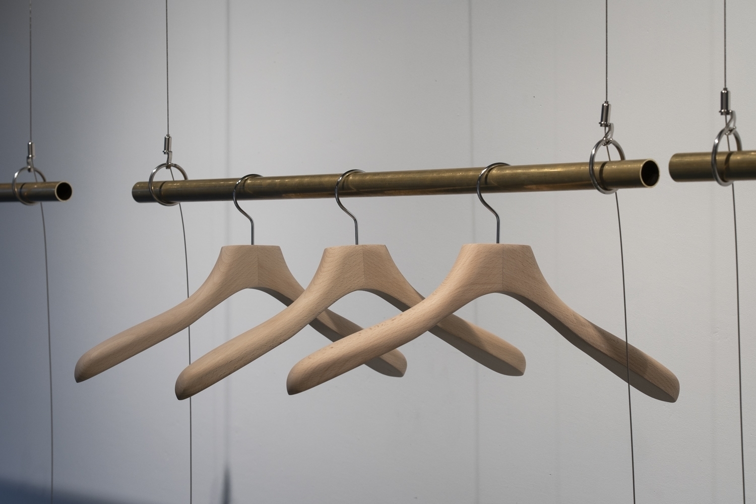 特厚木製ハンガー（30本）＋ハンガーバーを完備しています。