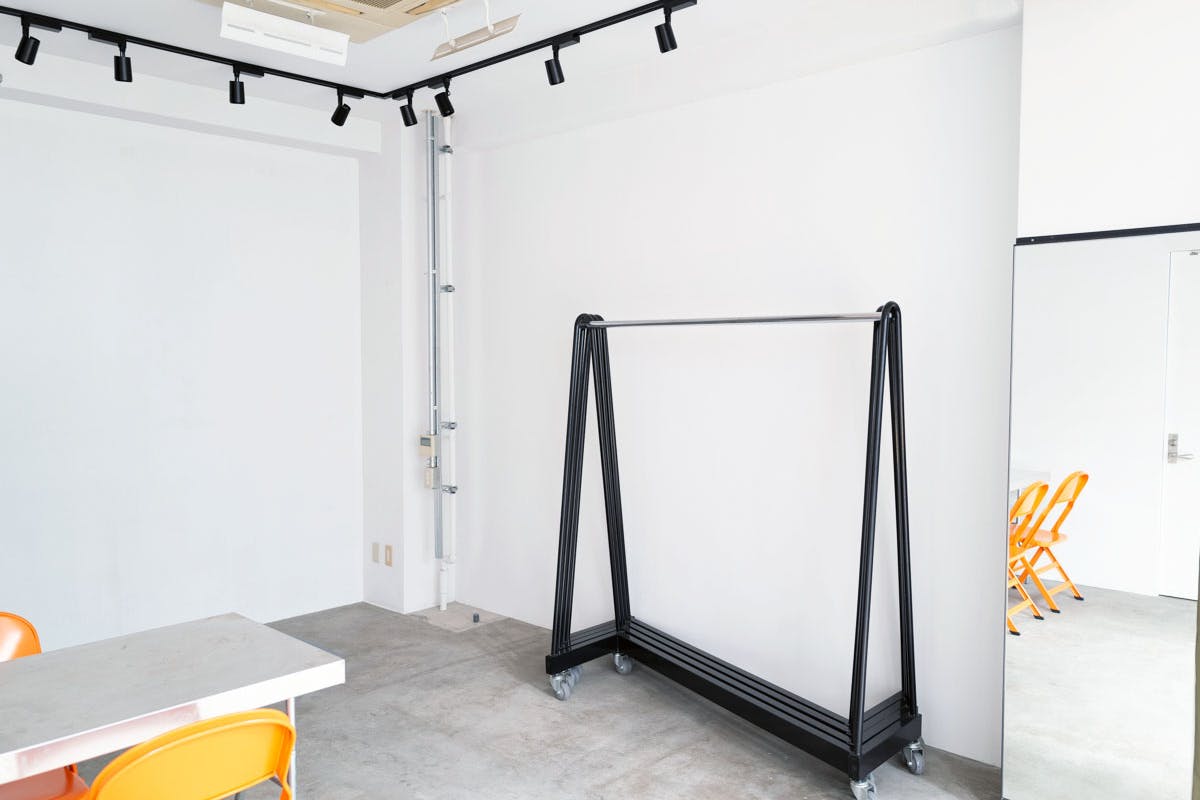 【北参道駅8分】明治神宮前駅、原宿駅、千駄ヶ谷駅、外苑前駅からアクセス可能な展示会に最適に適したロケーションで什器も充実したギャラリースペース