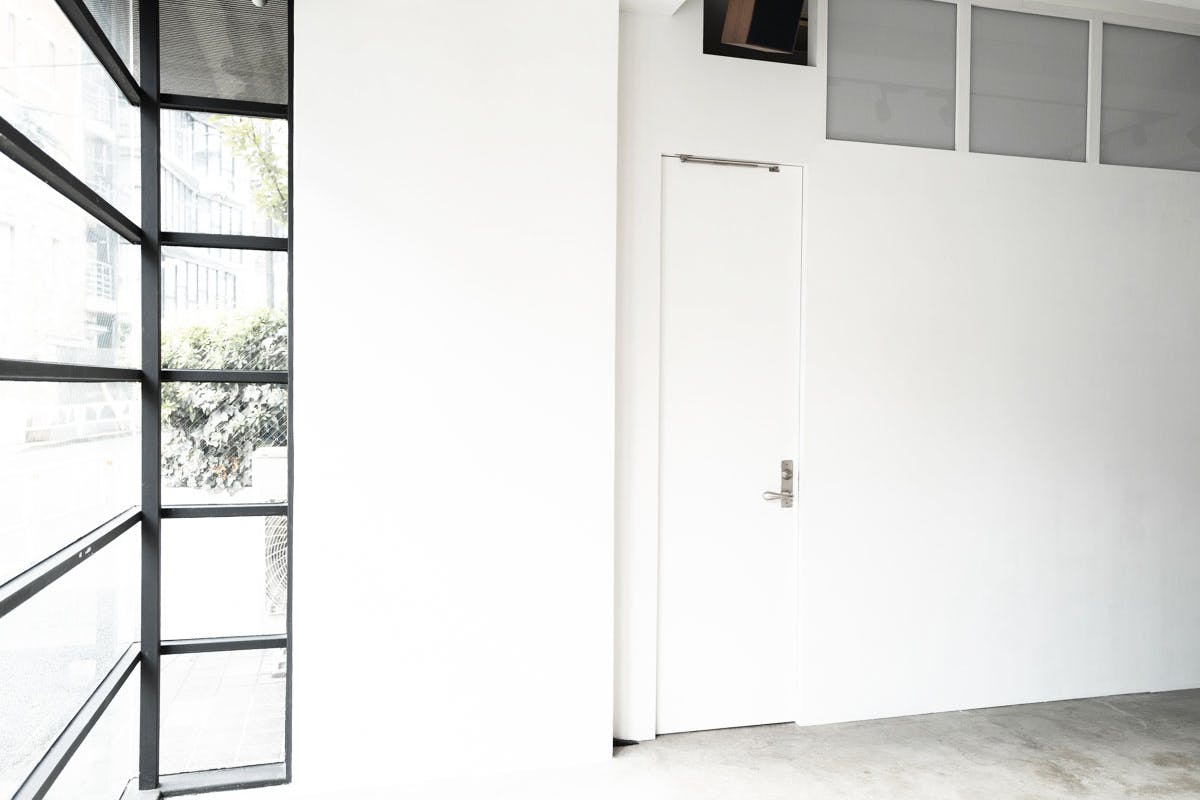 【北参道駅8分】明治神宮前駅、原宿駅、千駄ヶ谷駅、外苑前駅からアクセス可能な展示会に最適に適したロケーションで什器も充実したギャラリースペース