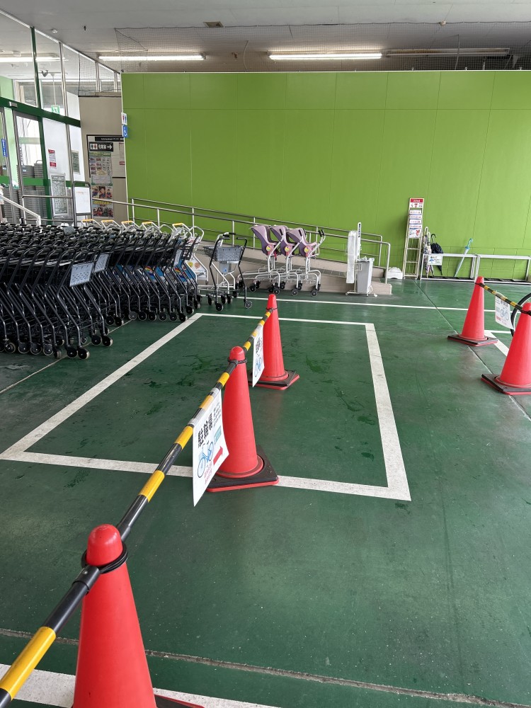 【Ichigokan＋PLUS菰野】販促プロモーションに最適な自転車置き場付近の軒下スペース