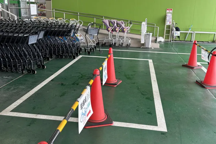 【Ichigokan+PLUS菰野】販促プロモーションに最適な自転車置き場付近の軒下スペース