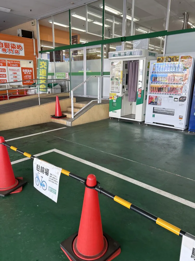 【Ichigokan＋PLUS菰野】販促プロモーションに最適な自転車置き場付近の軒下スペース