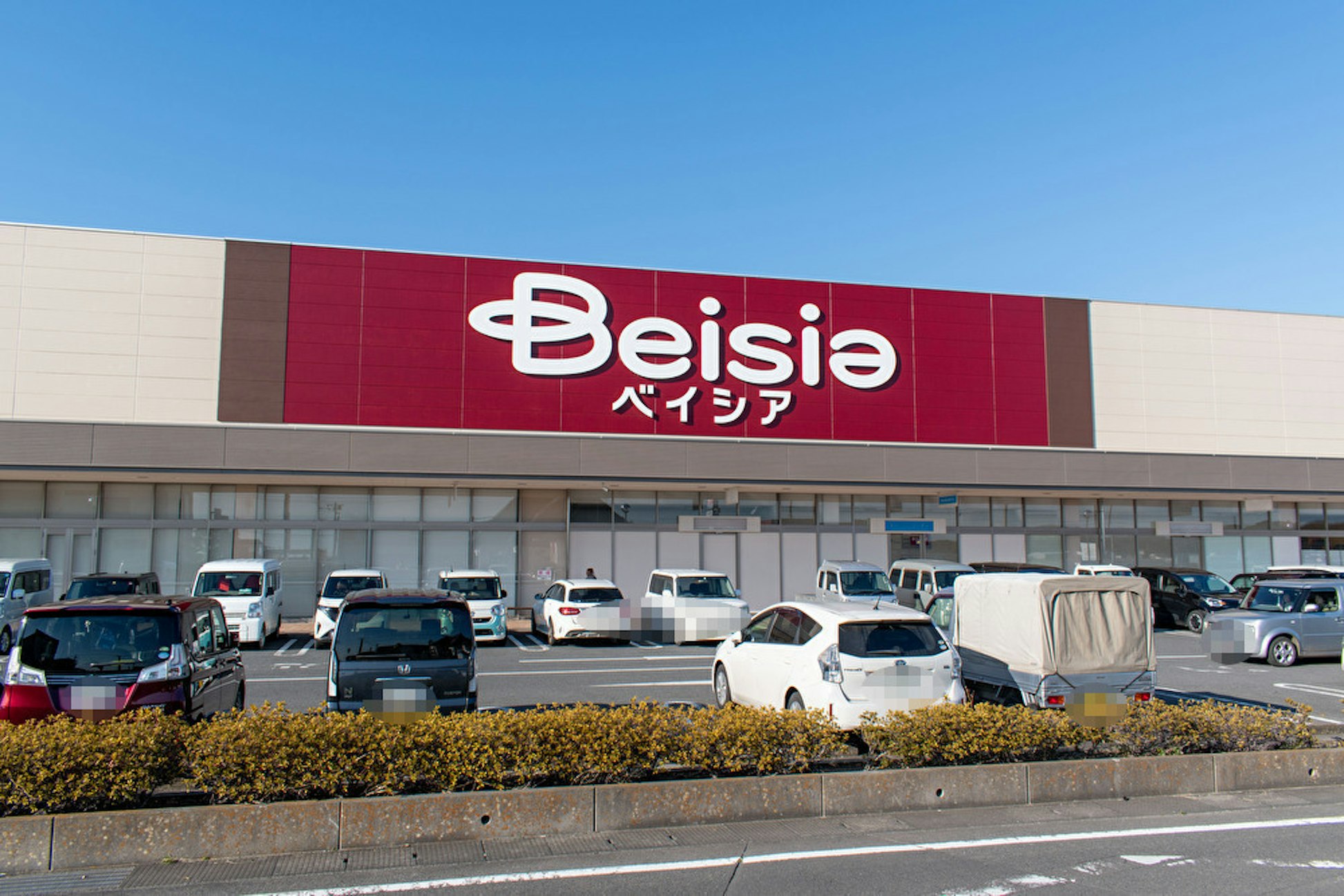 【ベイシア 玉造店】各種プロモーションや食物販に最適な食品側入り口ガラス面催事イベントスペース