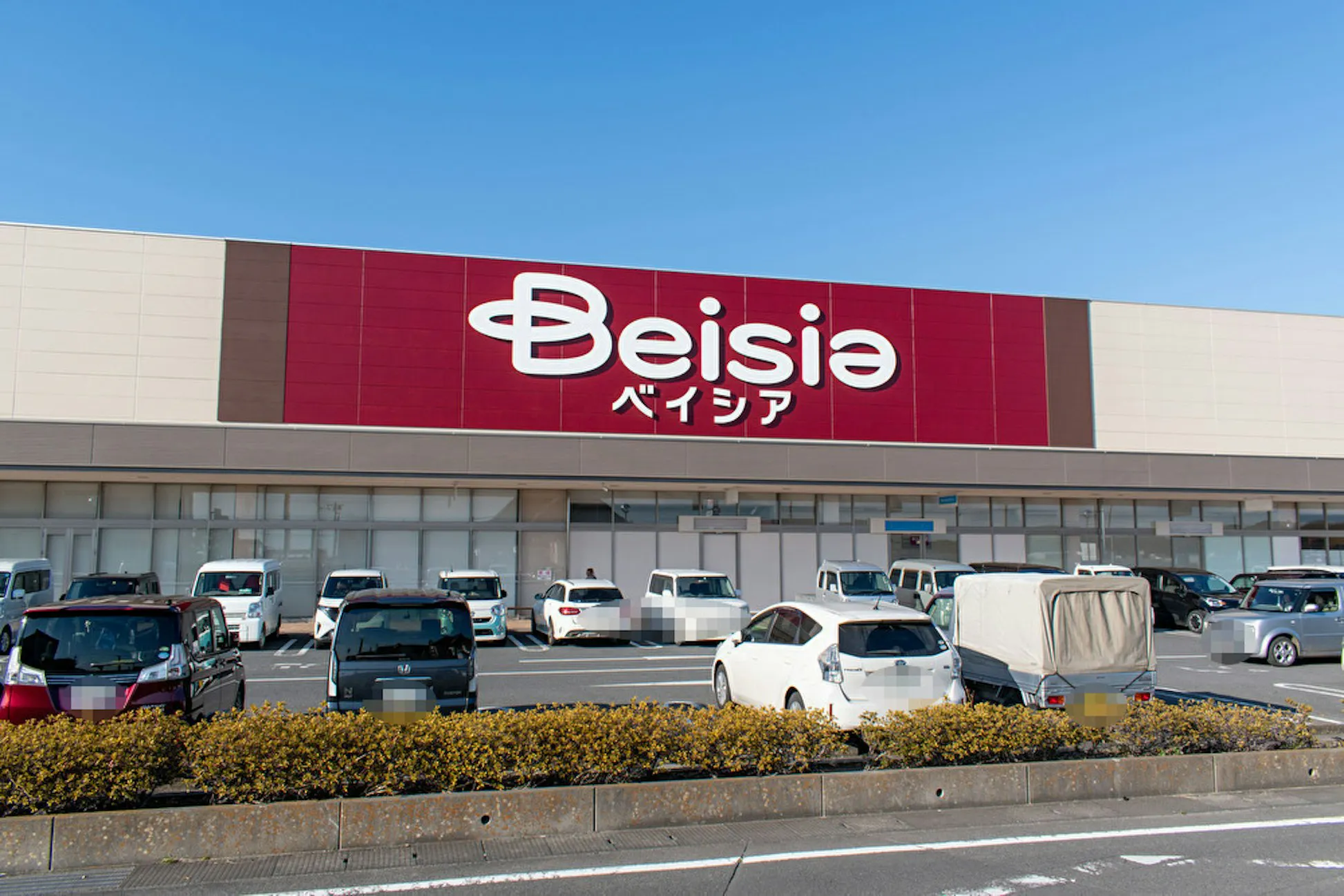 【ベイシア 玉造店】各種プロモーションや食物販に最適な食品側入り口ガラス面催事イベントスペース