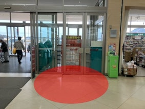 【ベイシア 玉造店】各種プロモーションや食物販に最適な食品側入り口ガラス面催事イベントスペース