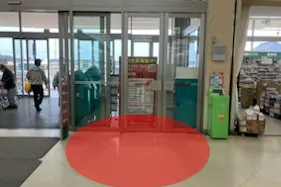 【ベイシア 玉造店】各種プロモーションや食物販に最適な食品側入り口ガラス面催事イベントスペース