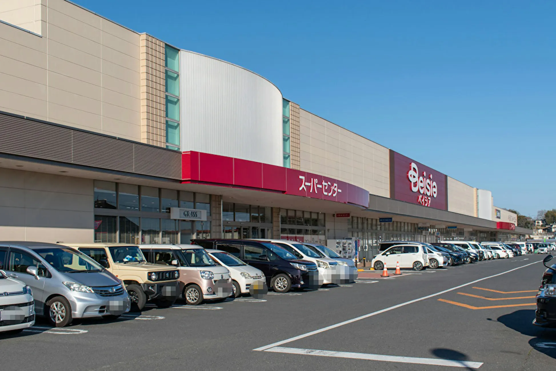 【ベイシア 玉造店】各種プロモーションや食物販に最適な食品側入り口ガラス面催事イベントスペース