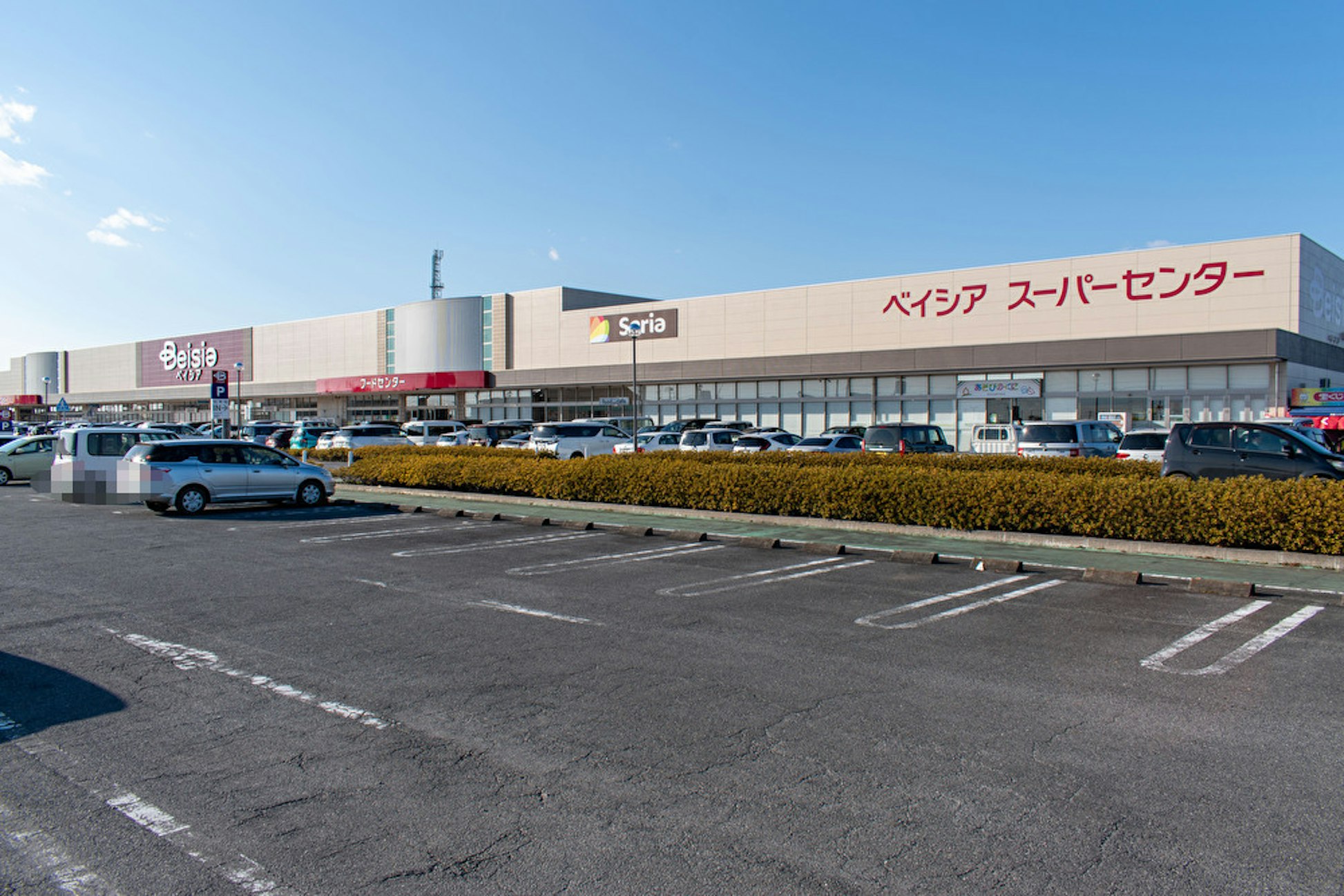 【ベイシア 玉造店】各種プロモーションや食物販に最適な食品側入り口ガラス面催事イベントスペース