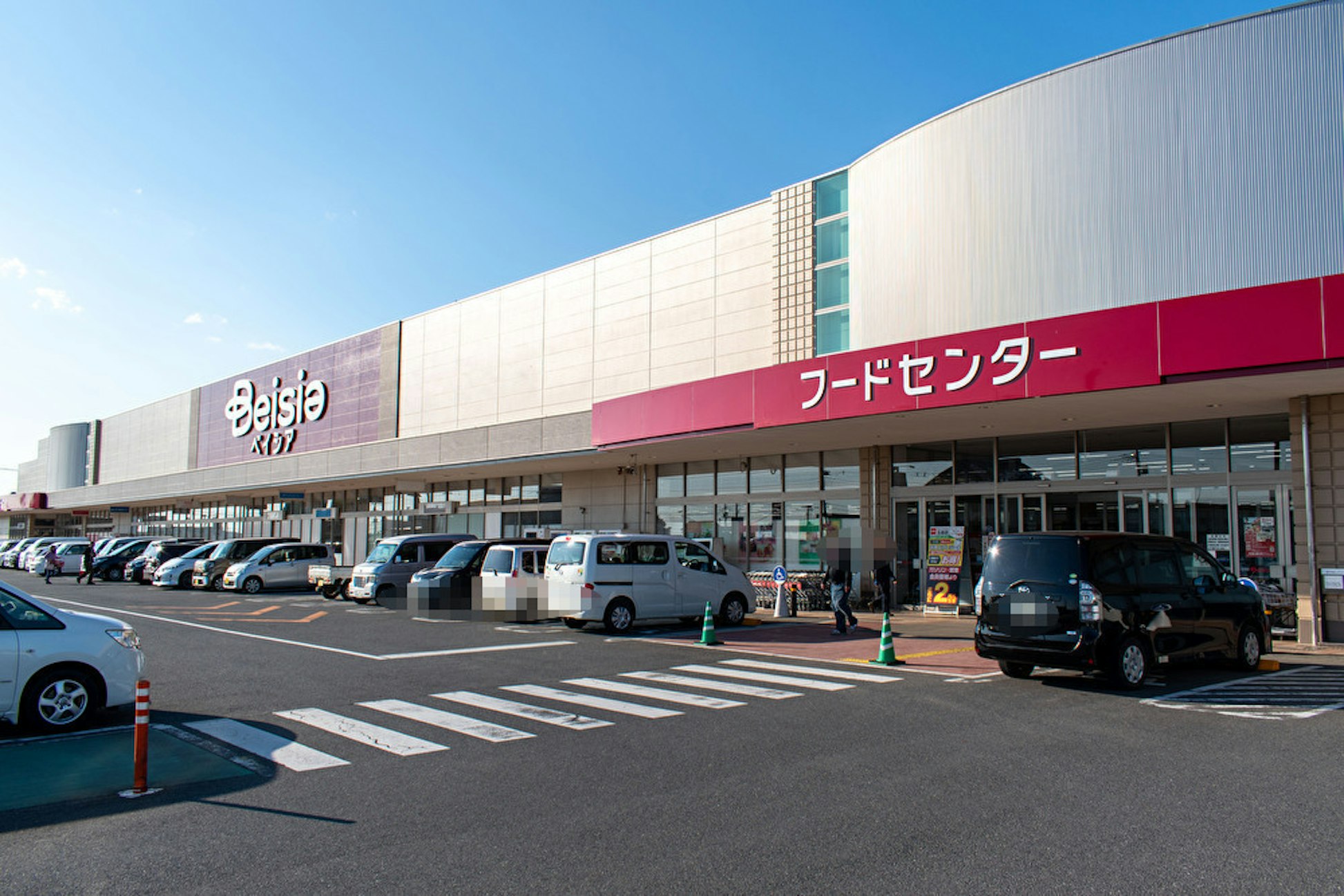 【ベイシア 玉造店】各種プロモーションや食物販に最適な食品側入り口ガラス面催事イベントスペース