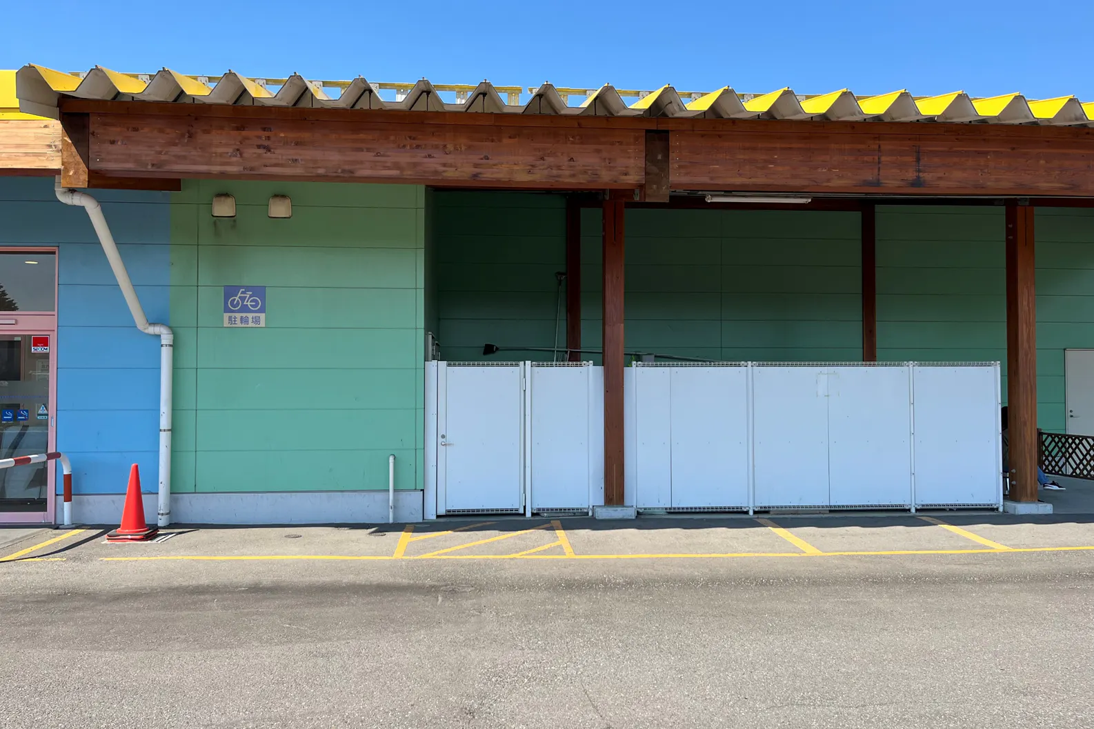 【ダイナム北海道岩見沢南店ゆったり館】キッチンカーやプロモーションイベントの開催に最適なアミューズメント施設のイベントスペース(出入口横)