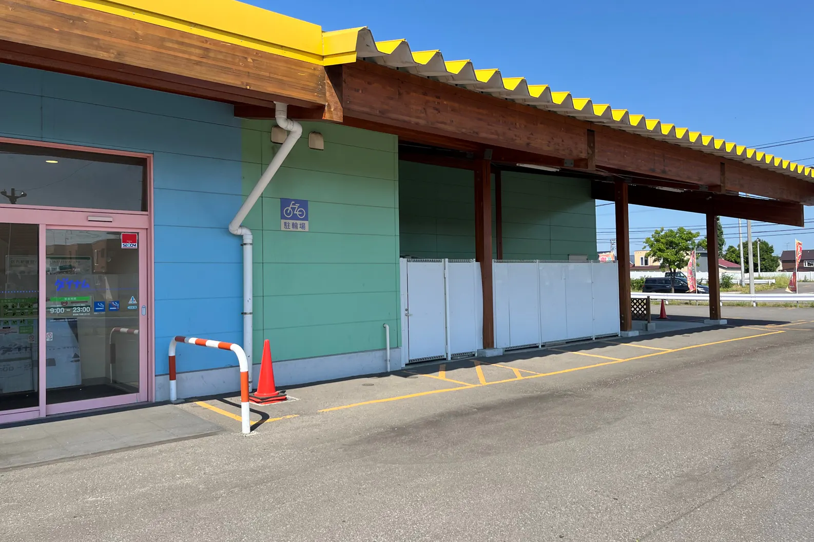 【ダイナム北海道岩見沢南店ゆったり館】キッチンカーやプロモーションイベントの開催に最適なアミューズメント施設のイベントスペース(出入口横)