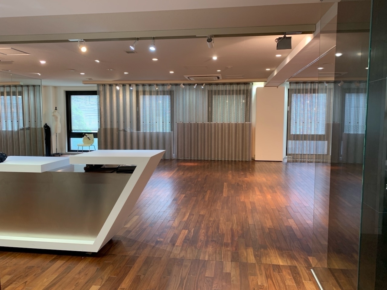 展示用テーブルございます。小物など飾ってみてはいかがでしょうか？