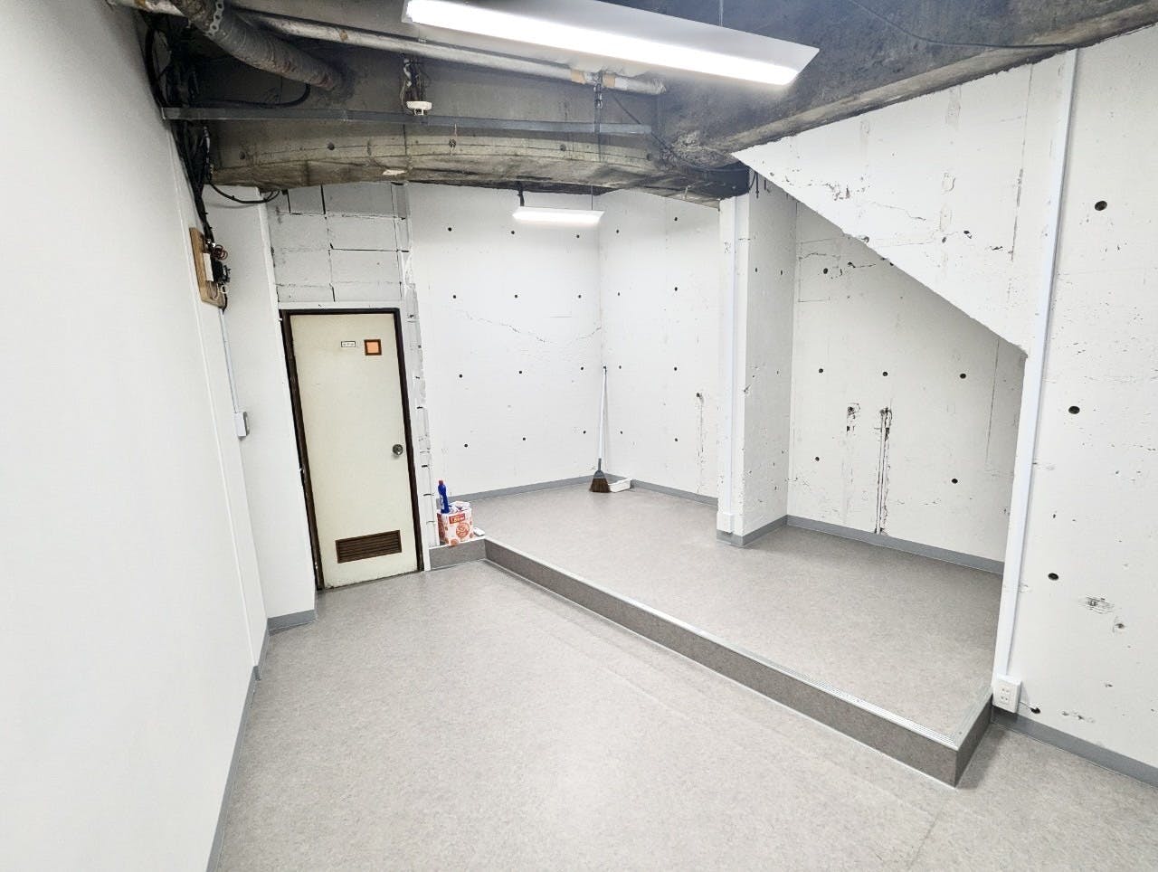 【武蔵小杉駅】路面スペースの内観1(床・壁改装工事済み)