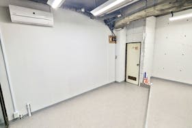 【武蔵小杉駅7分】ポップアップストアやプロモーションに最適な視認性抜群で白壁シンプルな路面スペース