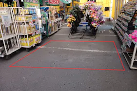 【ファミリーショップニシムタ 末吉店】販促プロモーションや物販に利用可能な軒下スペース