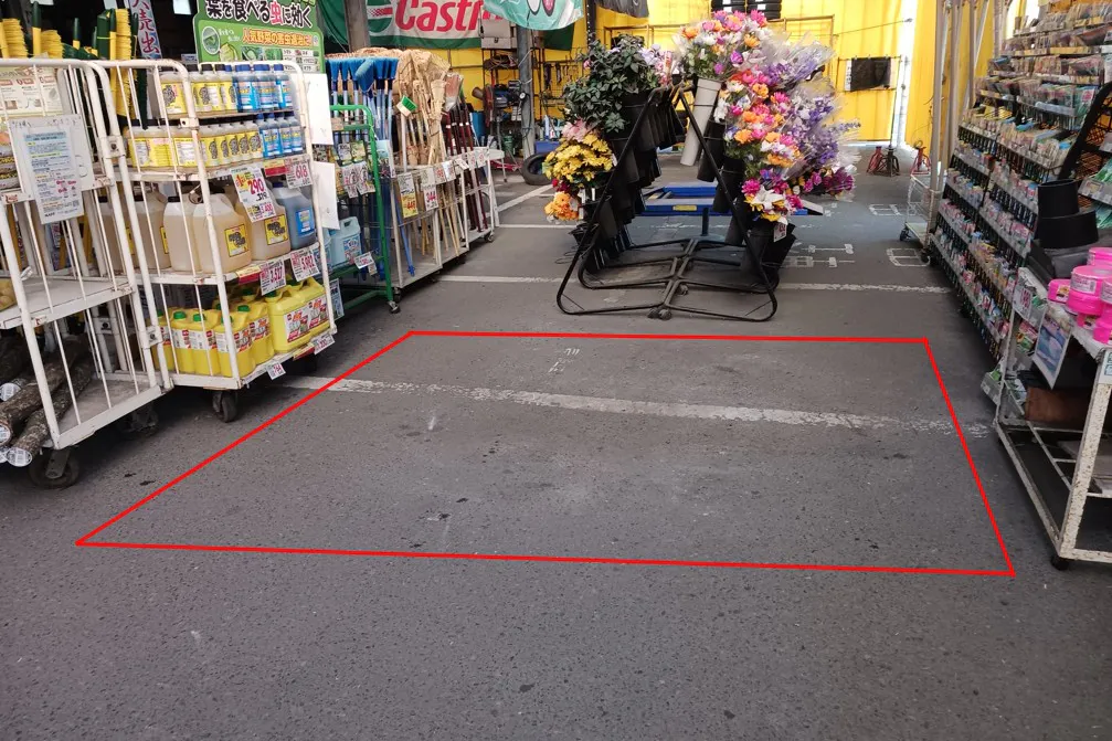 【ファミリーショップニシムタ 末吉店】販促プロモーションや物販に利用可能な軒下スペース