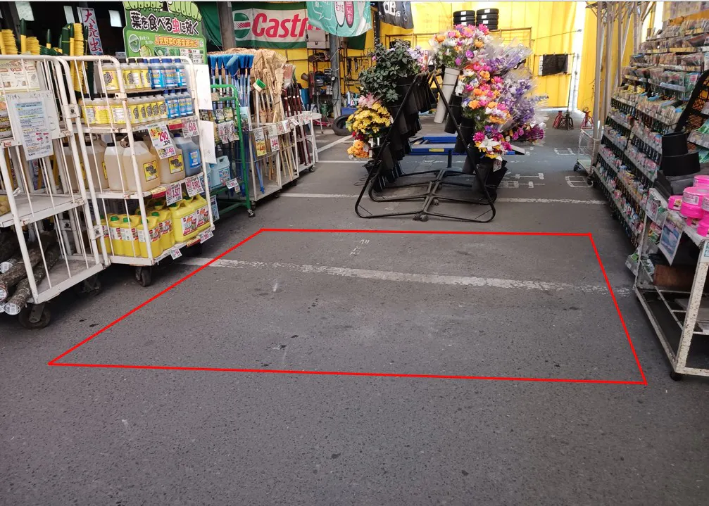 【ファミリーショップニシムタ 末吉店】販促PR・物販に最適な店舗軒下の屋外イベントスペース