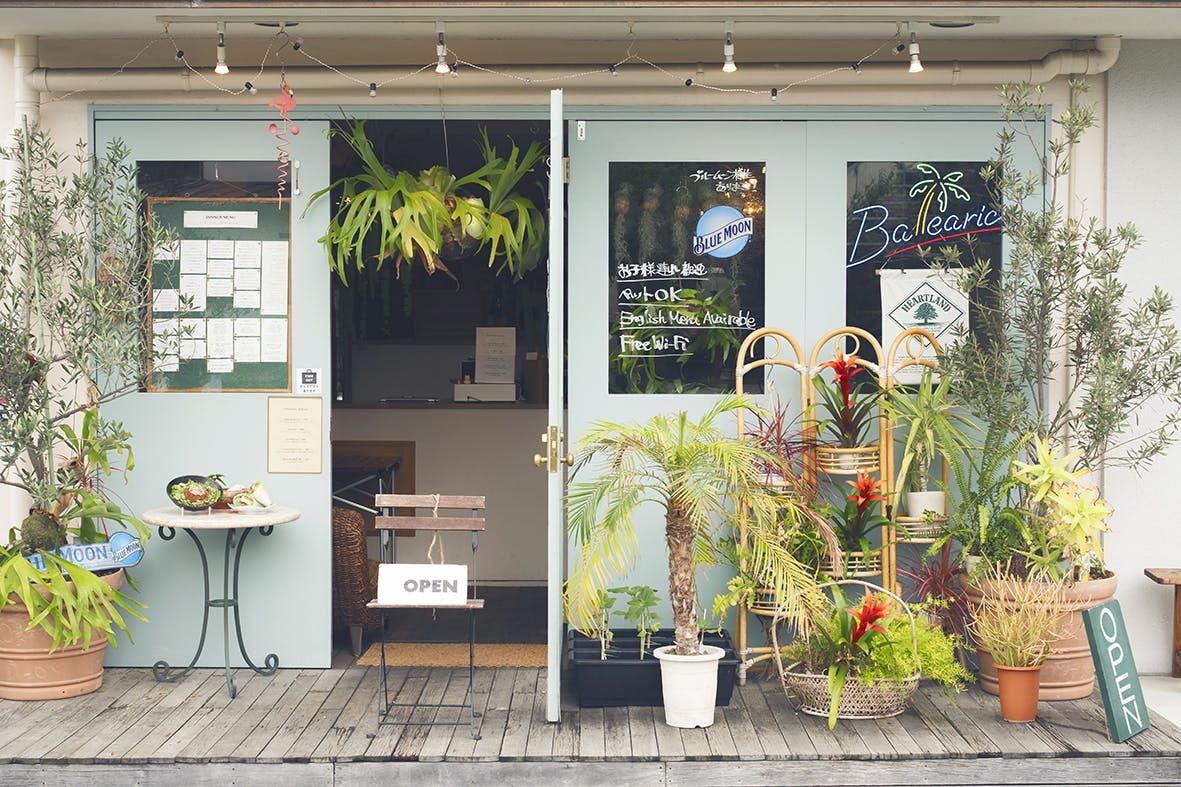 お店の入口は南国感のある観葉植物とウッドデッキになります。