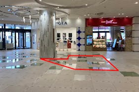 【みのおキューズモール】「②CENTER-2F インフォメーション前(東出入口周辺)」四方からの視認性が高い、物販催事やPRプロモーションにおすすめのイベントスペース